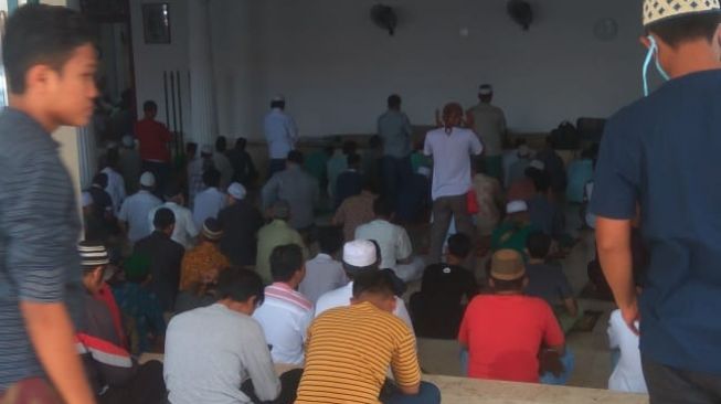 Acuhkan Seruan Anies, Jemaah Jumat di Masjid Luar Batang Tak Jaga Jarak