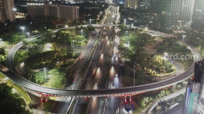 Sejumlah kendaraan melintas di kawasan Simpang Susun Semanggi, Jakarta, Sabtu (28/3). [Suara.com/Angga Budhiyanto]