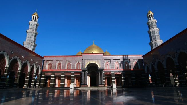 Doa Masuk Masjid dan Keluar Masjid Lengkap dengan Artinya