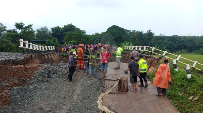 Jembatan Ambruk di Purwakarta, 6 Orang Tertimbun