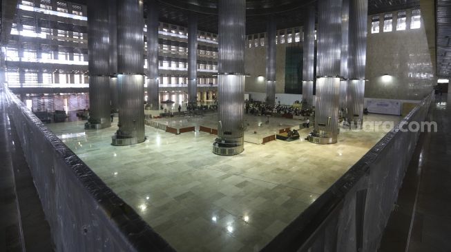 Suasana di dalam Masjid Istiqlal, Jakarta, Jumat (20/3). [Suara.com/Angga Budhiyanto]