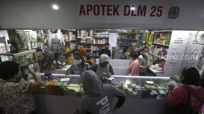 Suasana di salah satu apotek di kawasan Pasar Baru, Jakarta, Jumat (3/4). [Suara.com/Angga Budhiyanto]