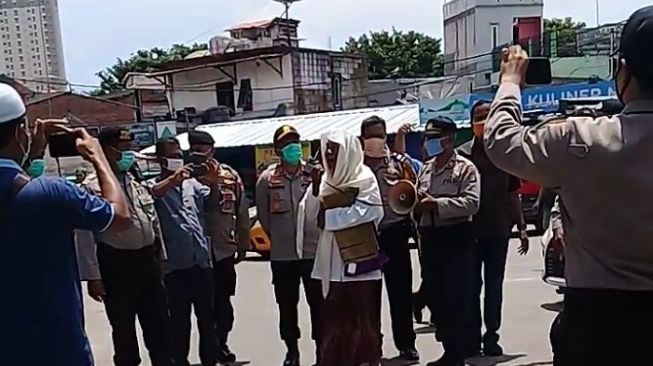 Aparat kepolisian saat melakukan pengamanan terkait salat Jumat di Masjid Keramat Luar Batang, Penjaringan. (istimewa).