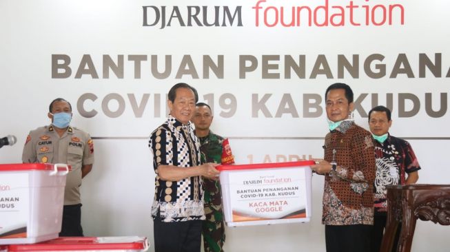 Bantuan diserahkan langsung oleh Vice President Director Djarum Foundation F.X Supanji kepada Plt Bupati Kudus HM. Hartopo. [Djarum Foundation]