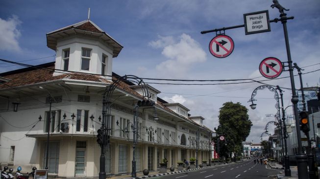 Kawasan Asia Afrika yang ditutup untuk umum di Bandung, Jawa Barat, Jumat (3/4).   [ANTARA FOTO/Novrian Arbi]