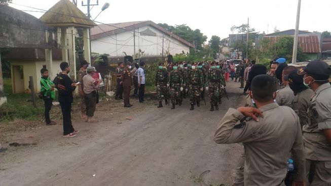 Pemakaman Pasien Corona di Gowa Sempat Panas, Warga Bakar Ban Blokir Jalan