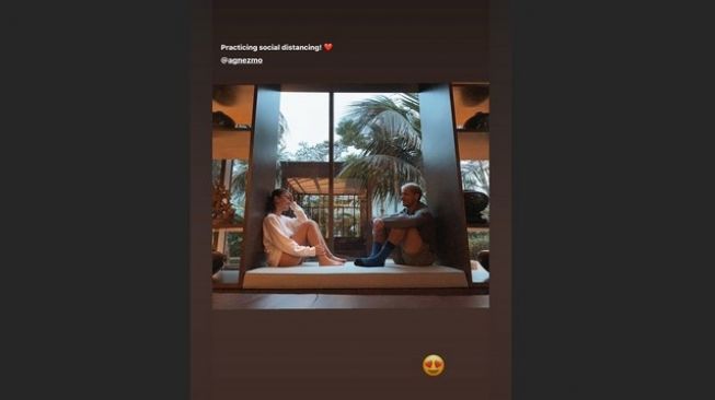 Agnez Mo dan terlihat romantis, meski jaga jarak dengan Raphael Maitimo. [Instagram]