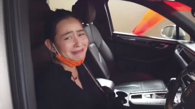 Laura Theux nangis bahagia setelah tahu mendapat hadiah mobil mewah dari pacar. [Instagram]