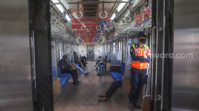 Ngeri! Orang Misterius Lempar Batu ke Dalam Commuter Line Bikin Was-was