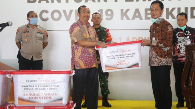 Bantuan dari Djarum Foundation meliputi Baju Cover All, Kacamata Goggle, Dental Protective Face, Masker N95, Masker Bedah, Sepatu Boot, Sarung Tangan, penutup Kepala dan alat pendeteksi virus. [Djarum Foundation]