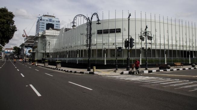 Suasana Kawasan Asia Afrika yang ditutup untuk umum di Bandung, Jawa Barat, Jumat (3/4).   [ANTARA FOTO/Novrian Arbi]