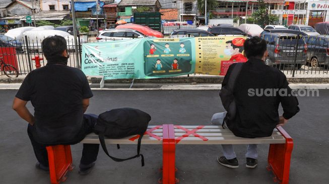 Penumpang Commuterline duduk saling menjaga jarak di Stasiun Duri, Jakarta, Jumat (3/4).  [Suara.com/Alfian Winanto]