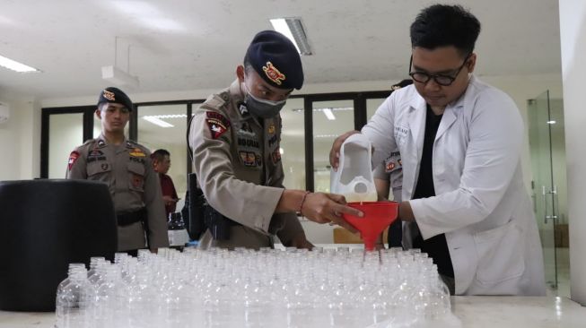 Polda Bali dan Unud Hasilkan Produk Hand Sanitizer Berbahan Arak