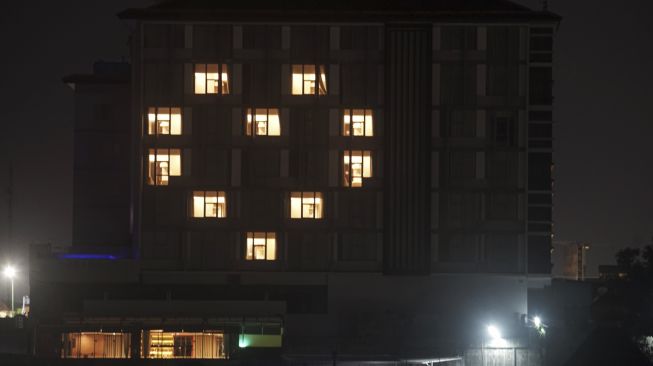 Hotel menyalakan lampu kamar dan membentuk tanda cinta saat aksi "From Jogja With Love" di Daerah Istimewa Yogyakarta (DIY), Sabtu (4/4). [ANTARA FOTO/Andreas Fitri Atmoko]