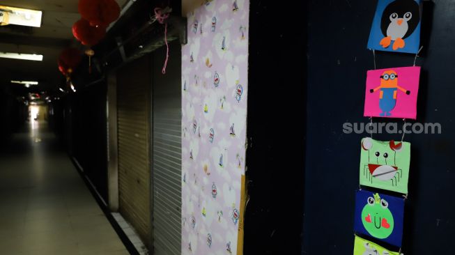 Suasana pertokoan yang tutup di Pasar Jatinegara, Jakarta Timur, Sabtu (4/4). [Suara.com/Alfian Winanto]
