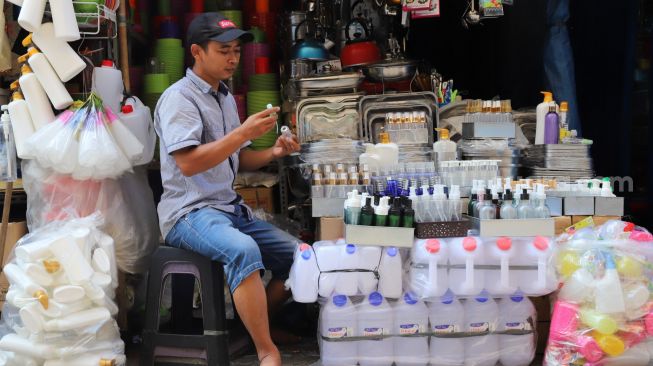 Pedagang menunggu pembeli di Pasar Tradisional Jatinegara, Jakarta Timur, Sabtu (4/4). [Suara.com/Alfian Winanto]
