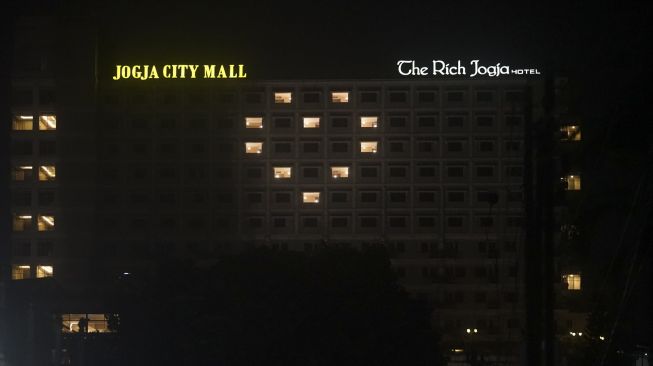 Hotel menyalakan lampu kamar dan membentuk tanda cinta saat aksi "From Jogja With Love" di Daerah Istimewa Yogyakarta (DIY), Sabtu (4/4). [ANTARA FOTO/Andreas Fitri Atmoko]