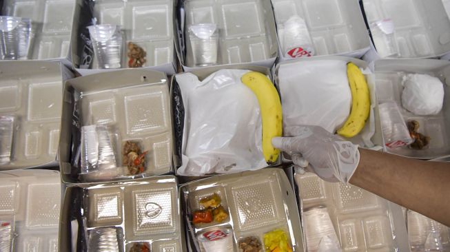 Koki menyusun makanan yang disediakan untuk tenaga medis dan kesehatan di hotel Cempaka, Jakarta, Jumat (3/4).   [ANTARA FOTO/Nova Wahyudi]