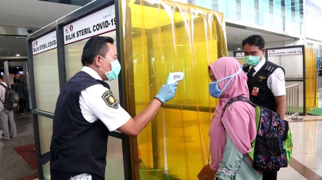 Bilik disinfektan di Bandara Juanda Surabaya. (Suara.com/Achmad Ali)