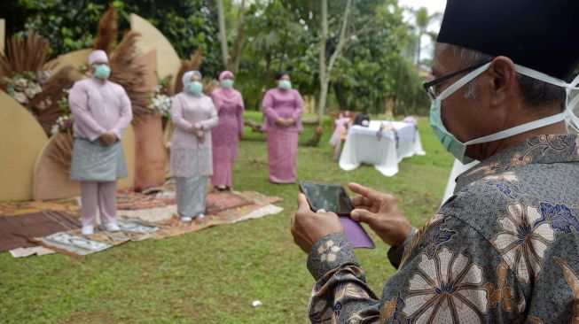 Suasana akad nikah pasangan suami-isteri Bayu Amde Winata dan Mike Agnesia yang berlangsung saat tanggap darurat COVID-19 di Kota Pekanbaru, Riau, Sabtu (4/4). [ANTARA FOTO/FB Anggoro]