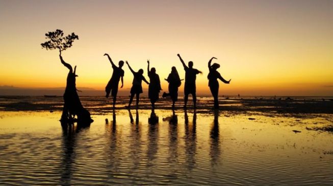 Indahnya Melihat Sunset di Pantai Walakiri Sumba