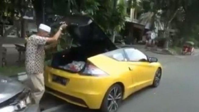  Bawa Mobil Sport, Kakek Asal Solo Ini Bagi-Bagi Beras & Uang 