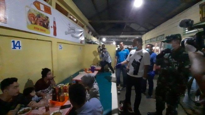 Bupati Tapteng Bubarkan Warga yang Nongkrong Demi Cegah Penyebaran Covid-19