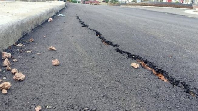 Proyek Baru Dikerjakan Tahun Lalu, Jalan STQ-Kejaksaan Mulai Retak 
