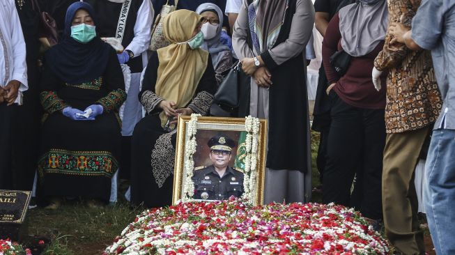 Kerabat berada di dekat pusara Almarhum Wakil Jaksa Agung Arminsyah seusai dimakamkan di Tempat Pemakaman Umum (TPU) Pedongkelan, Jakarta, Minggu (5/4). [ANTARA FOTO/Rivan Awal Lingga]