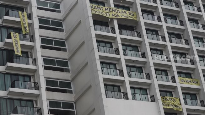 Spanduk penolakan rumah sakit darurat virus Corona (COVID-19) di Lippo Plaza Mampang, Jakarta, Minggu (5/4). [Suara.com/Angga Budhiyanto]