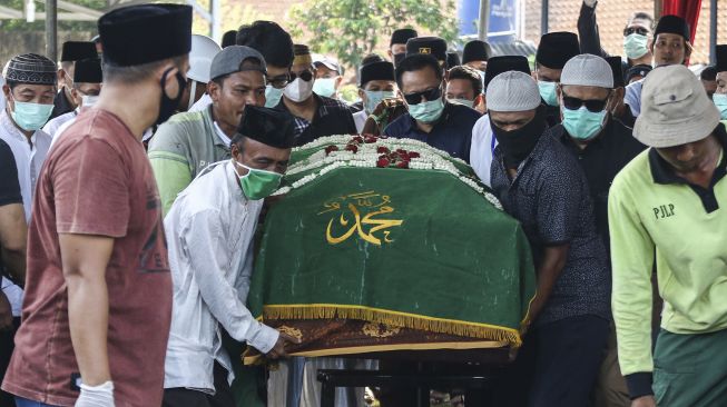 Petugas dan kerabat menggotong peti jenazah Almarhum Wakil Jaksa Agung Arminsyah saat akan dimakamkan di Tempat Pemakaman Umum (TPU) Pedongkelan, Jakarta, Minggu (5/4). [ANTARA FOTO/Rivan Awal Lingga]