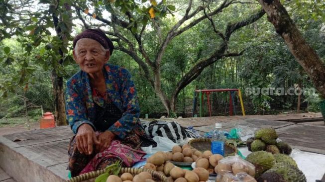 Tetap Jualan Kala Wabah, Nenek Usia 88 Tahun: Nyuwun Slamet Maring Gusti