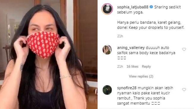 Viral video Sophia Latjuba bikin masker dari bandana bikin netizen salfok. [Instagram/@sophia_latjuba88]