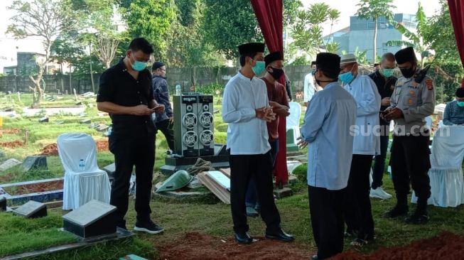 Pelayat Wakil Jaksa Agung Arminsyah Pakai Masker, Duduk Berjauhan