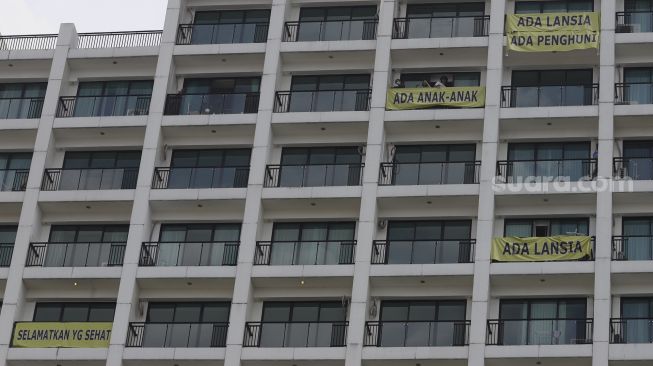 Penghuni apartemen Nine Residence memasang spanduk penolakan rumah sakit darurat virus Corona (COVID-19) di Lippo Plaza Mampang, Jakarta, Minggu (5/4). [Suara.com/Angga Budhiyanto]