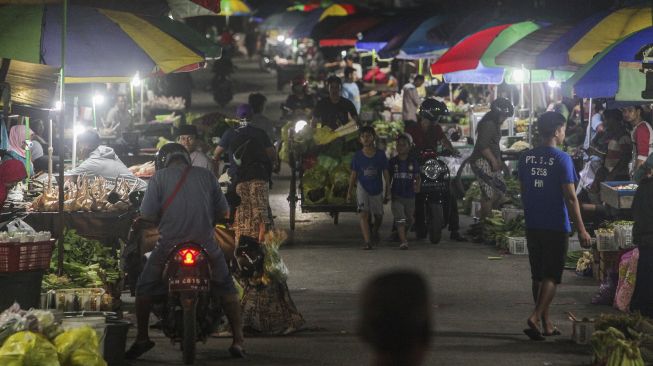 Warga berbelanja di pasar tumpah Palangkaraya, Kalimantan Tengah, Sabtu (4/4) malam. [ANTARA FOTO/Makna Zaezar]