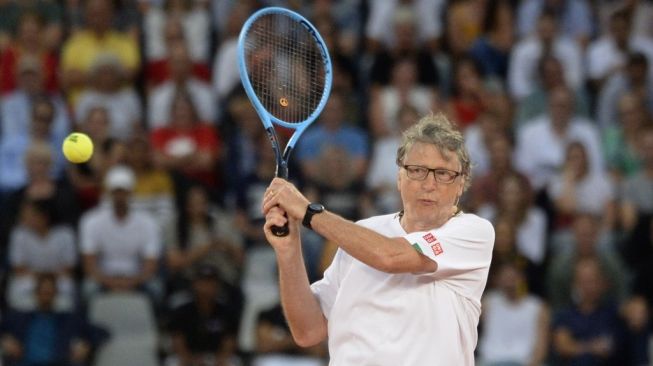 Miliuner asal Amerika Serikat dan juga salah satu pendiri Microsoft, Bill Gates, mengikuti pertandingan tenis bertajuk The Match in Africa di Cape Town, Afrika Selatan, Jumat (7/2/2020). [AFP/Rodger Bosch]