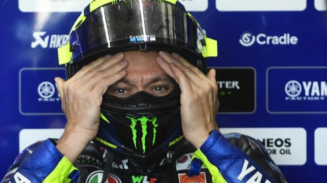 Pebalap veteran asal Italia, Valentino Rossi, berada di paddock tim saat latihan bebas ketiga MotoGP Valencia di Sirkuit Ricardo Tormo, Sabtu (15/11/2019). [AFP/Pierre-Philippe Marcou]