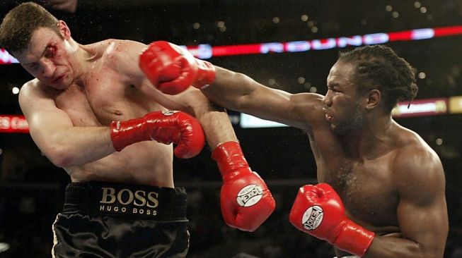 Juara dunia tinju kelas berat WBC dan IBO Lennox Lewis (kanan) mendaratkan pukulan telak ke arah penantangnya dari Ukraina, Vitali Klitschko, dalam duel tinju dunia di Los Angeles, Amerika Serikat, Sabtu (21/6/2003). [AFP/Hector Mata]