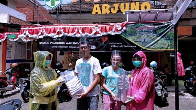 Donasikan Uang Jajan, Siswa SMA Lab UM Bagikan Ini kepada Tenaga Medis