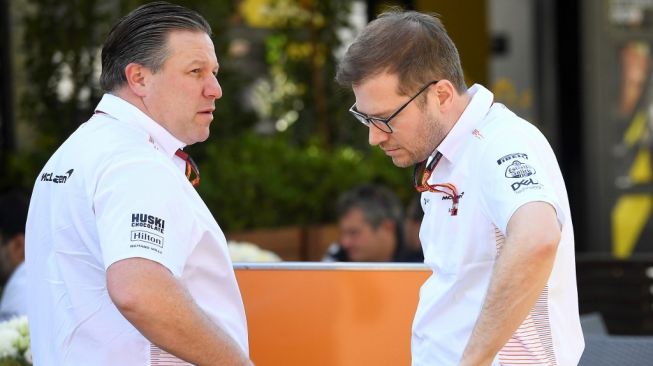 Kepala Eksekutif McLaren Racing, Zak Brown (kiri), tengah berbicara dengan stafnya pada seri perdana Formula 1 2020 GP Australia di Sirkuit Albert Park, Melbourne, Kamis (12/3/2020). [AFP/William West]