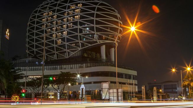 Hotel menyalakan lampu kamar berbentuk hati dalam aksi "Love Light Heart" di hotel JHL Solitaire, Gading Serpong, Tangerang, Banten, Minggu (5/4).  [ANTARA FOTO/Fauzan]