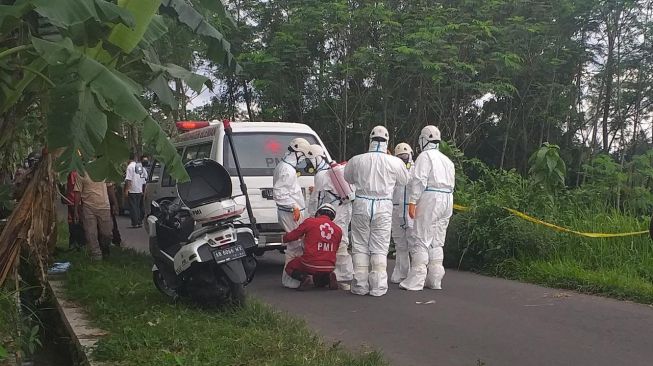 Tewas Terperosok di Sawah, Pemotor di Sleman Dievakuasi Petugas Ber-APD