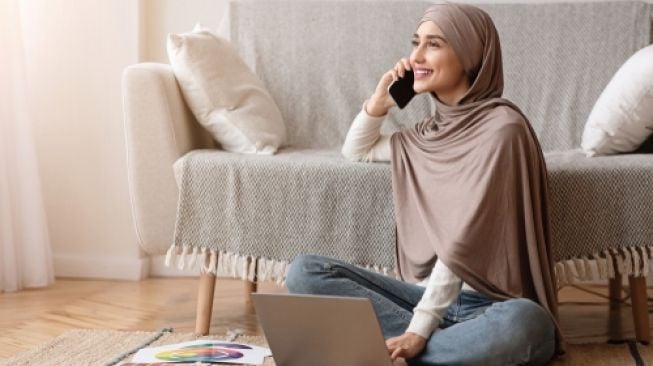 Jilbab Praktis untuk Dipakai Saat WFH. (Shutterstock)