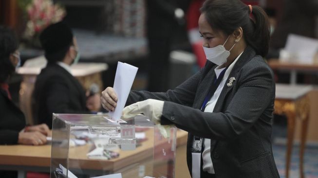 Seorang anggota DPRD DKI Jakarta memasukkan surat suara saat pemilihan Wakil Gubernur DKI Jakarta di Gedung DPRD DKI Jakarta di Jakarta, Senin (6/4). [ANTARA FOTO]