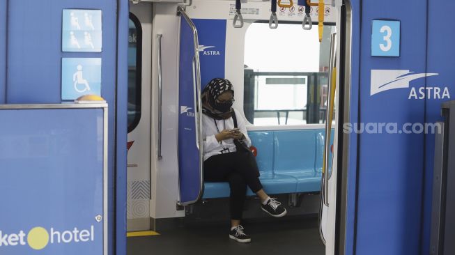 Penumpang kenakan masker saat berada di dalam kereta Moda Raya Terpadu (MRT) di Stasiun MRT Lebak Bulus, Jakarta Selatan, Senin (6/4). [Suara.com/Angga Budhiyanto]