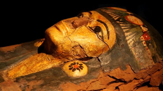 Salah satu peti mati penuh hiasan berisikan mumi Mesir yang telah ditempatkan di museum.  Sebagai ilustrasi [Shutterstock]