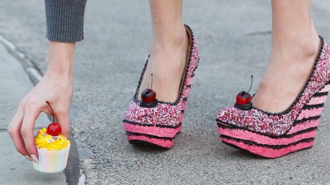 Pria Ini Bikin Sepatu Mirip Kue, Stylish tapi Bikin Gagal Diet