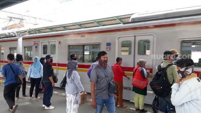 Pantauan penumpang KRL di Stasiun Manggarai setelah ada larangan dari pemerintah wajib kenakan masker saat naik angkutan umum. (Suara.com/Bagaskara Isdiansyah).