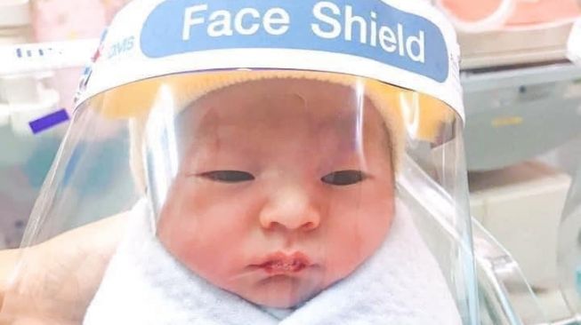 cegah corona, bayi baru lahir di Thailand dipasangi pelindung wajah